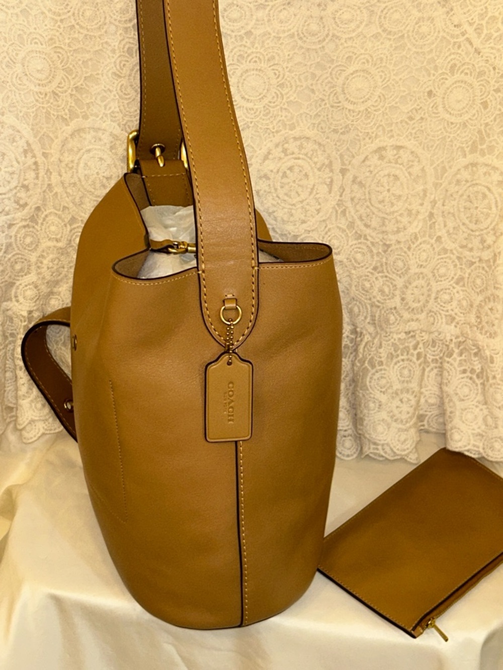 Gorgeous Coach Bleeker Bucket Bag - Picture 4 of 15